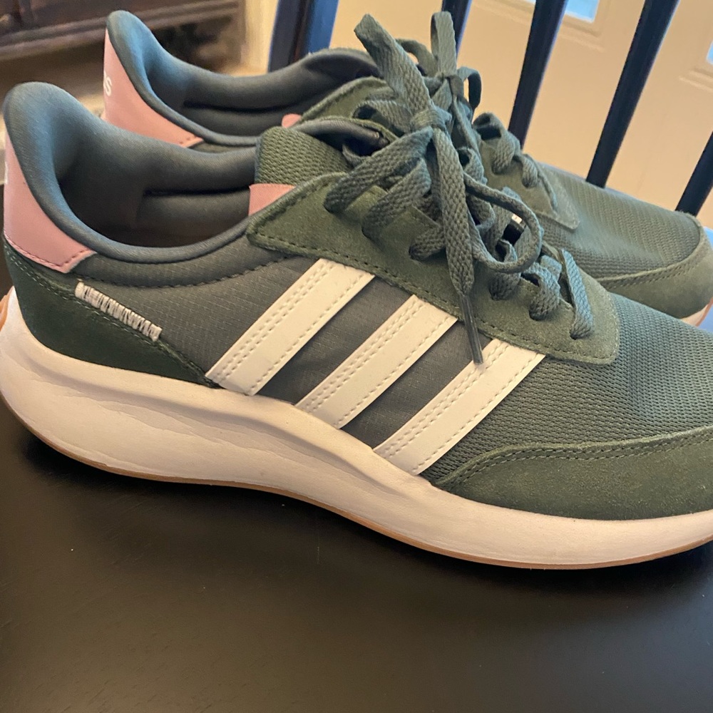 Women’s Green Adidas Run 70’s Size 7 New